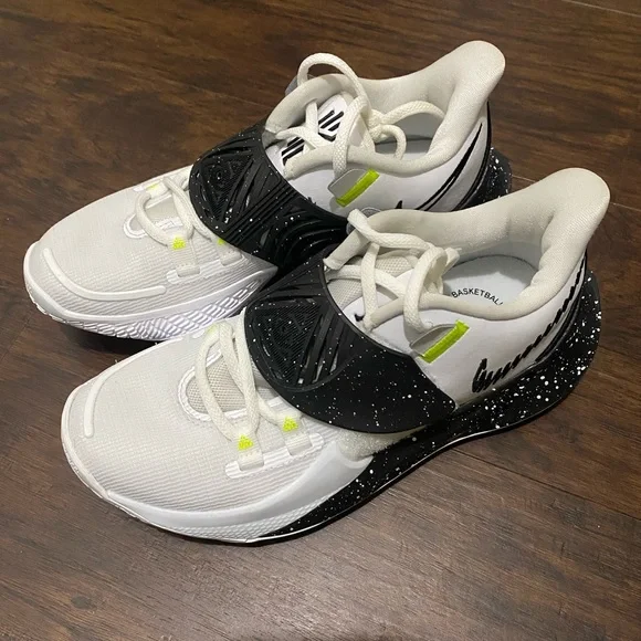 Nike Kyrie 4 Low White Black Team size 4.5 kids Sneakers